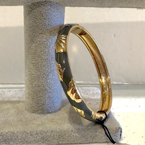 NWT Sequin by Nordstrom Clamper Bangle Bracelet- gray enamel, gold tone seashell - Picture 10 of 12